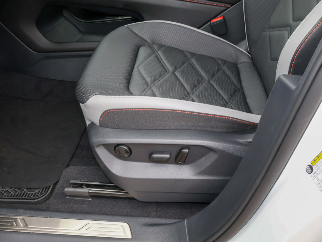 Certified 2025 Volkswagen Atlas Peak Edition SE AWD/4WD image 14
