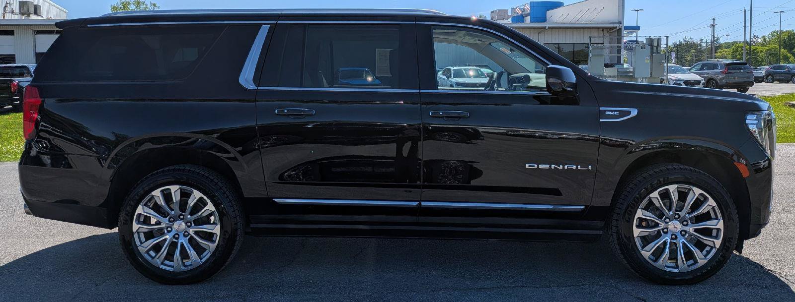 Used 2023 GMC Yukon XL Denali AWD/4WD image 6