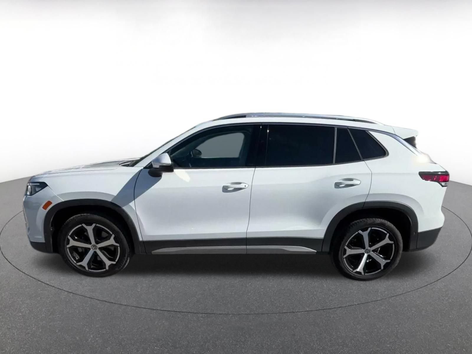 Used 2026 Volkswagen Tiguan SE AWD/4WD image 8