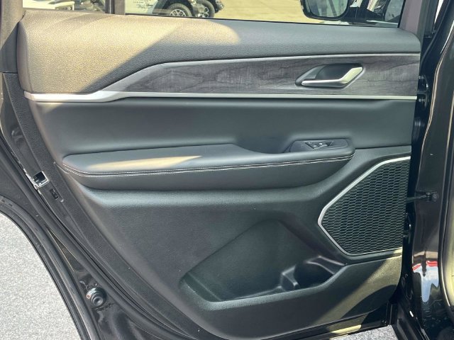 Used 2022 Jeep Grand Cherokee L Limited AWD/4WD image 18
