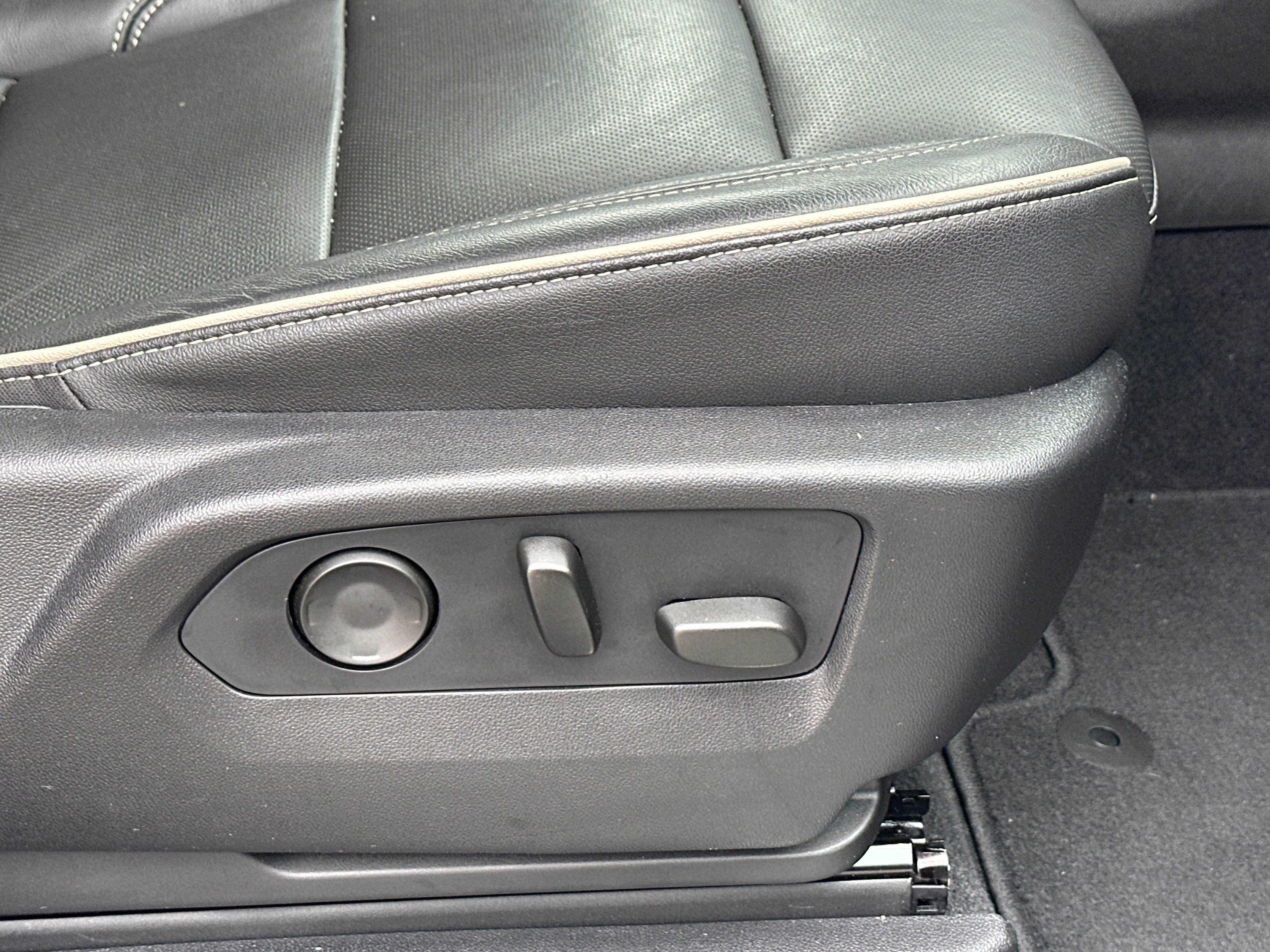 Used 2021 Chevrolet Tahoe Premier w/ Premium Package image 17