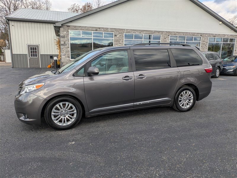 Used 2015 Toyota Sienna XLE w/ XLE Navigation Package image 3