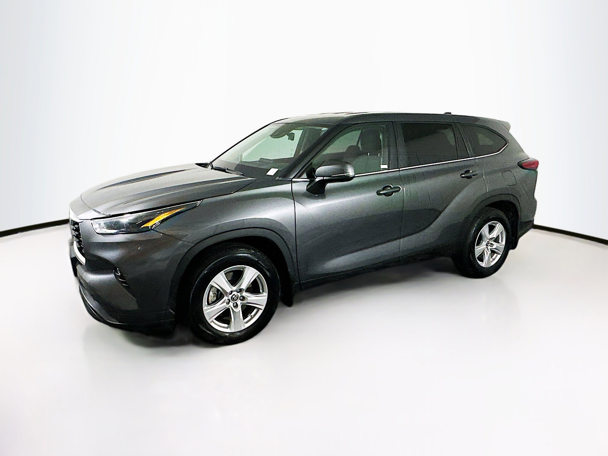 Used 2023 Toyota Highlander LE image 4