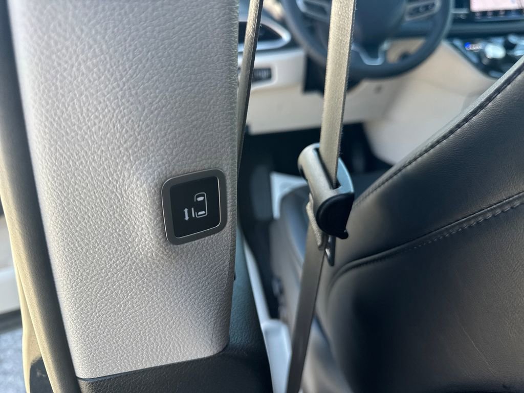 Used 2024 Chrysler Pacifica Select image 49
