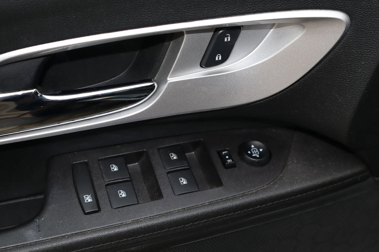 Used 2017 Chevrolet Equinox Premier w/ Enhanced Convenience Package AWD/4WD image 18
