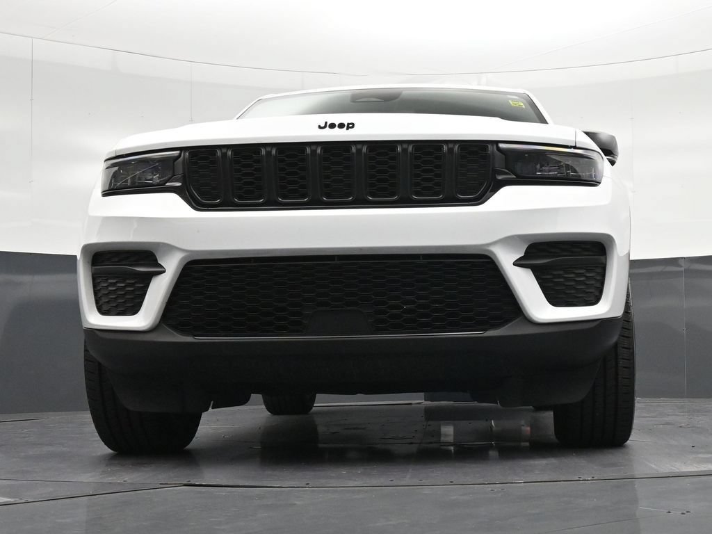 Used 2024 Jeep Grand Cherokee Altitude AWD/4WD image 32