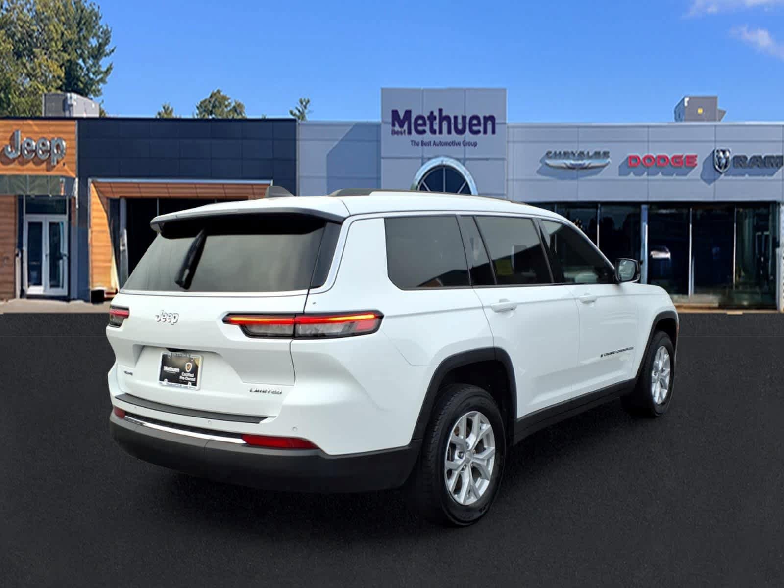 Used 2023 Jeep Grand Cherokee L Limited AWD/4WD image 3