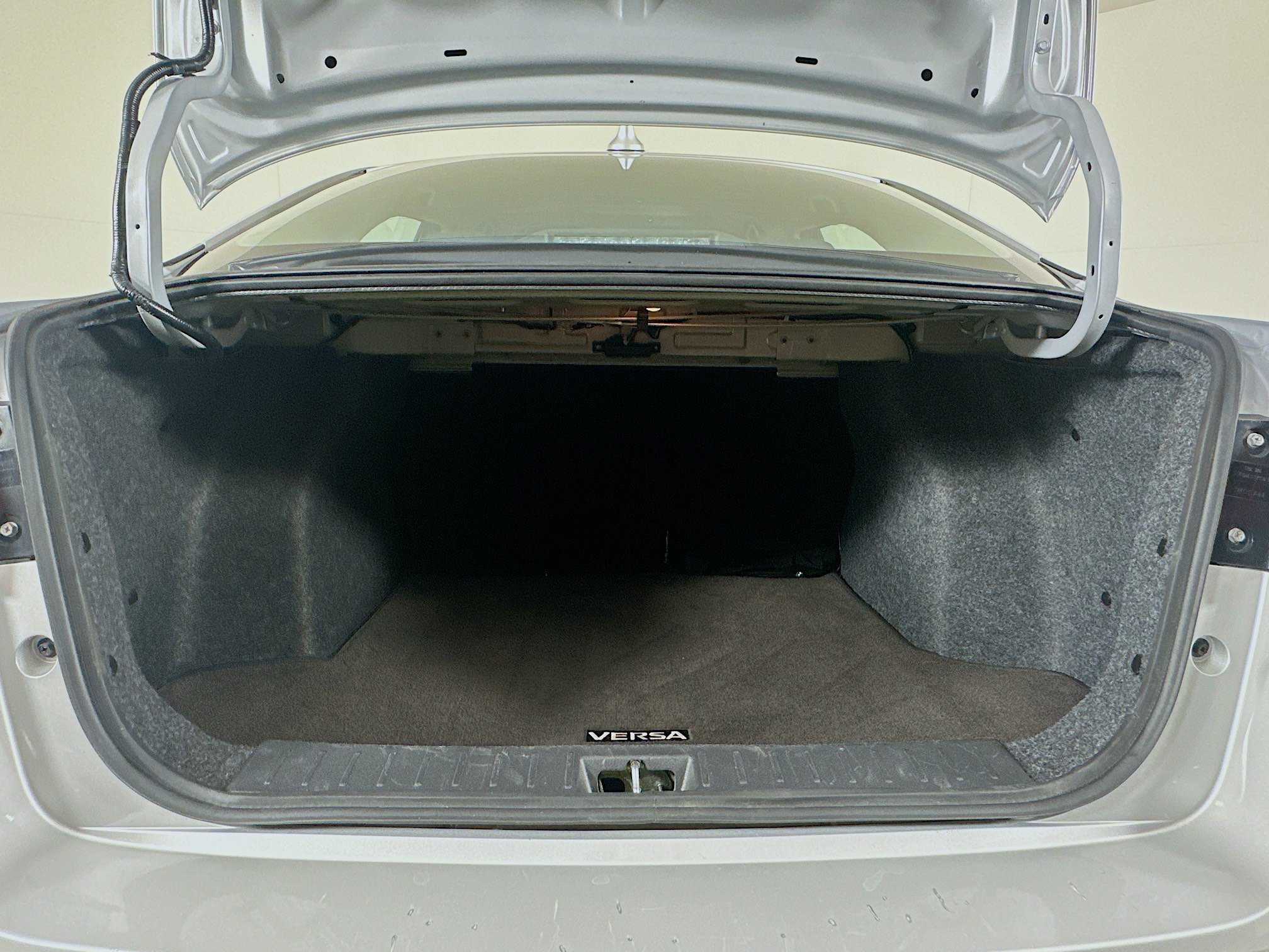 Used 2025 Nissan Versa SV FWD image 27