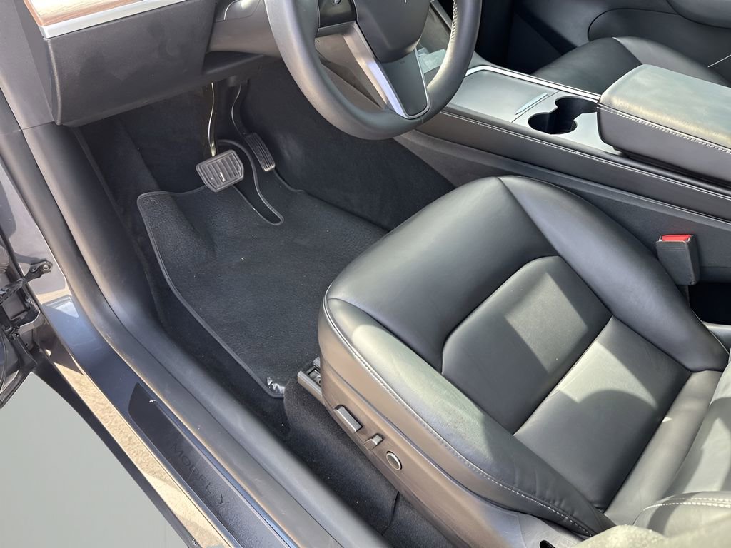 Used 2022 Tesla Model Y Long Range image 23