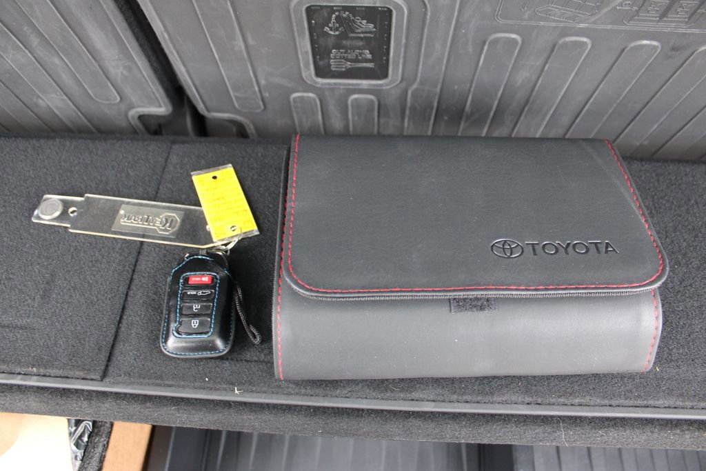 Used 2025 Toyota Sequoia Limited image 32