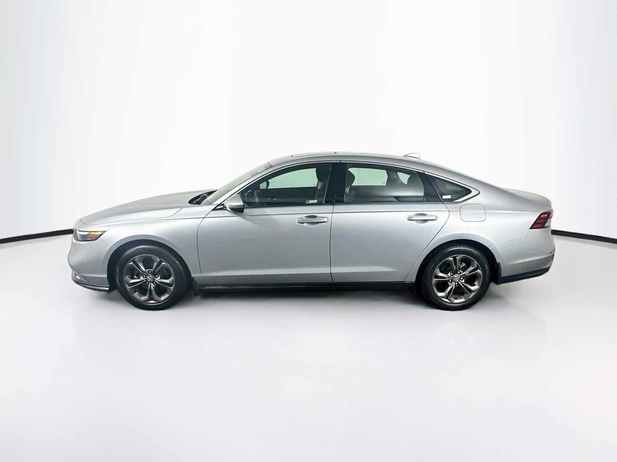 Used 2023 Honda Accord EX image 4