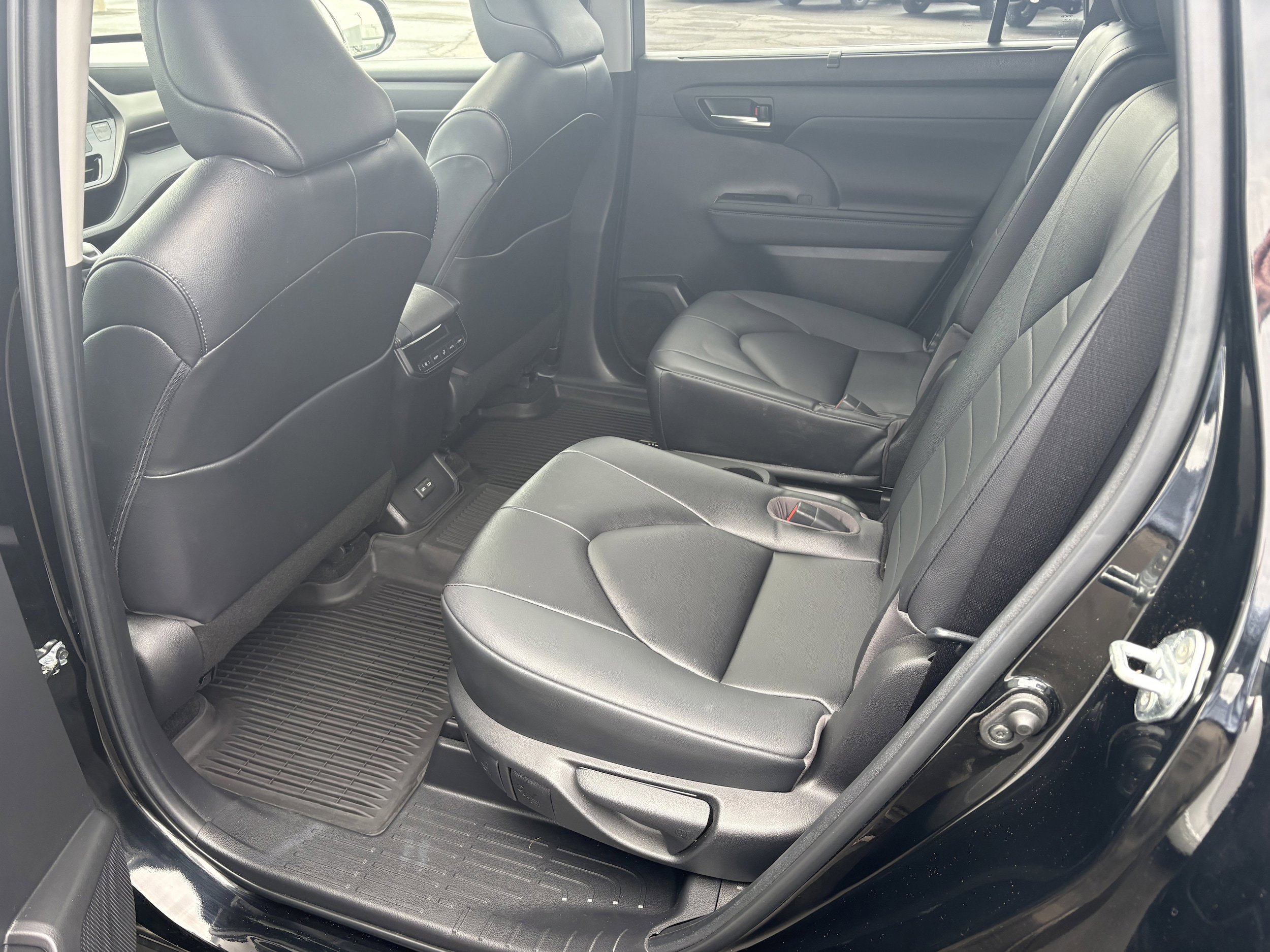 Used 2023 Toyota Highlander XLE AWD/4WD image 7