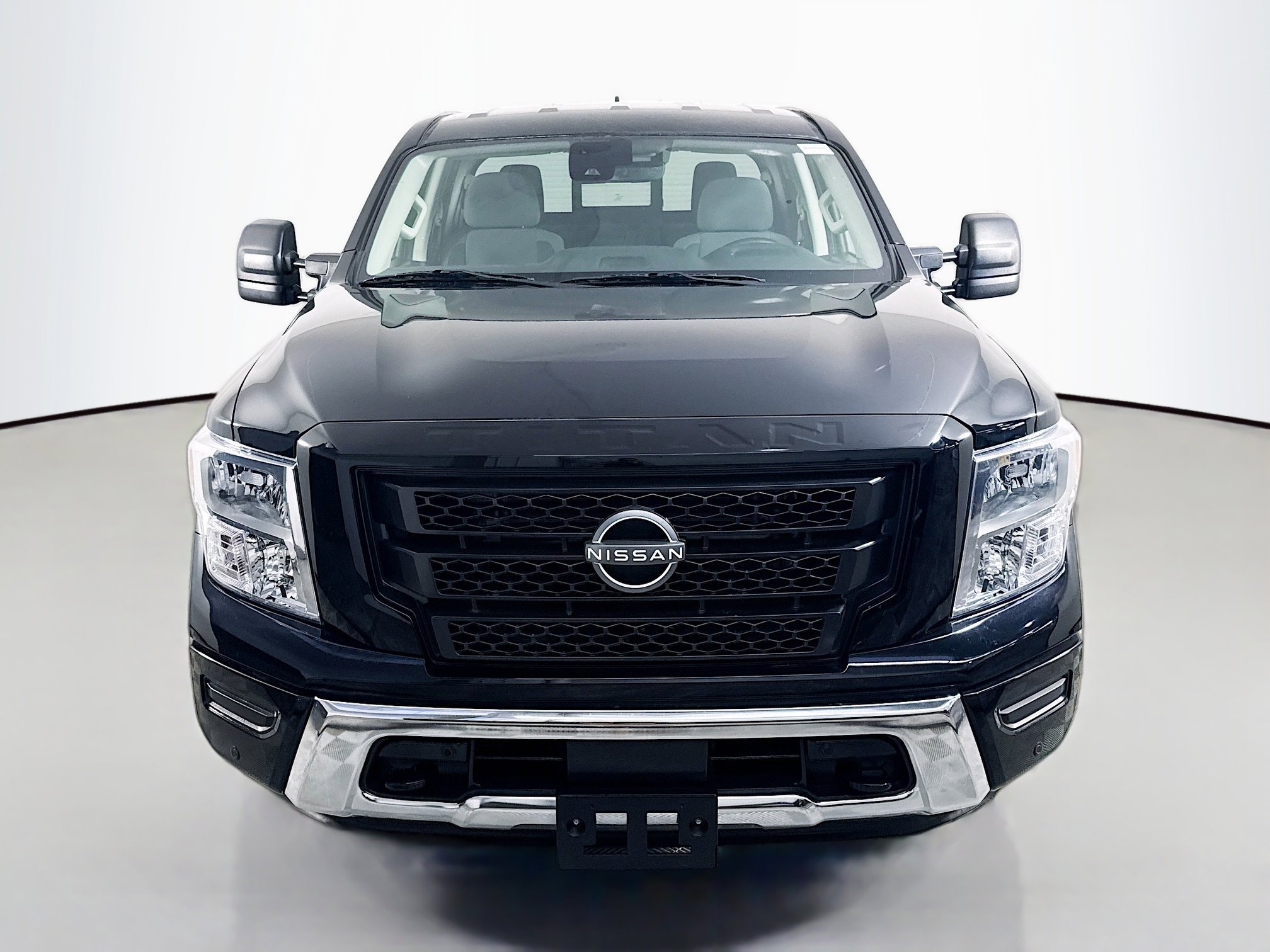 Used 2024 Nissan Titan SV w/ SV Convenience Package image 2