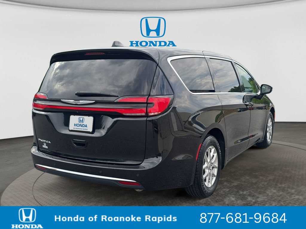 Used 2023 Chrysler Pacifica Touring-L FWD image 5