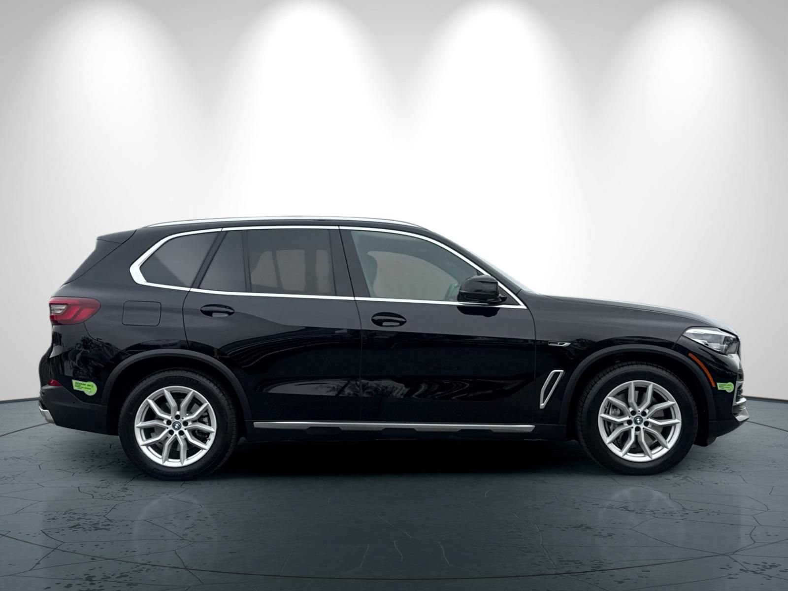 Used 2023 BMW X5 xDrive45e w/ Parking Assistance Package AWD/4WD image 3
