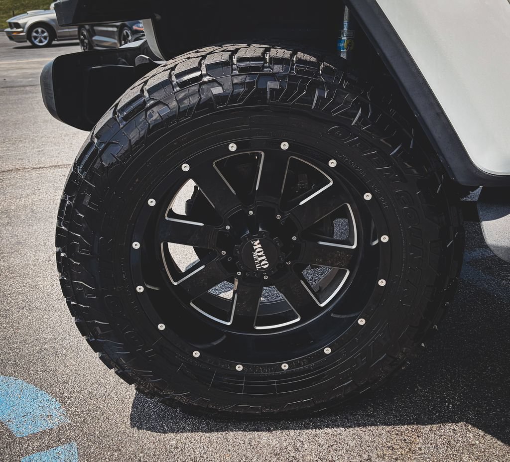 Used 2018 Jeep Wrangler Unlimited Sahara w/ Dual Top Group AWD/4WD image 22
