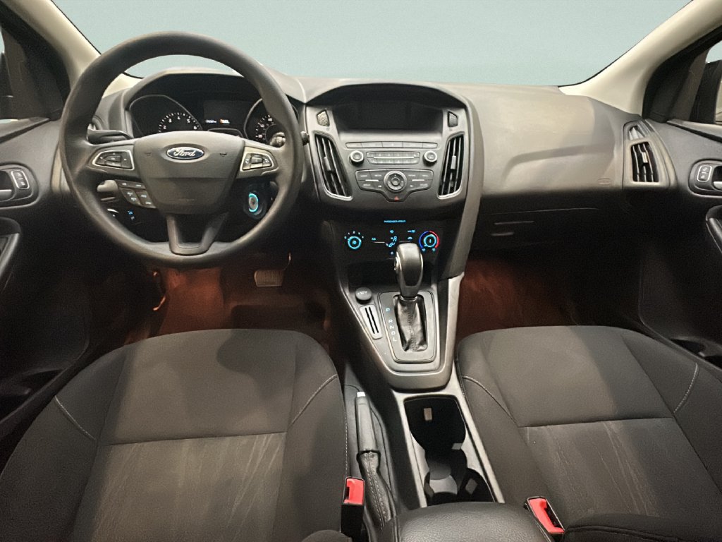 Used 2018 Ford Focus SE FWD image 2