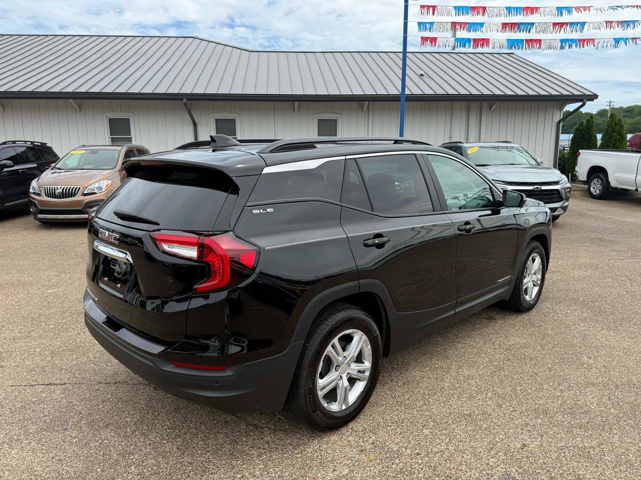 Used 2024 GMC Terrain SLE w/ Driver Convenience Package FWD image 5