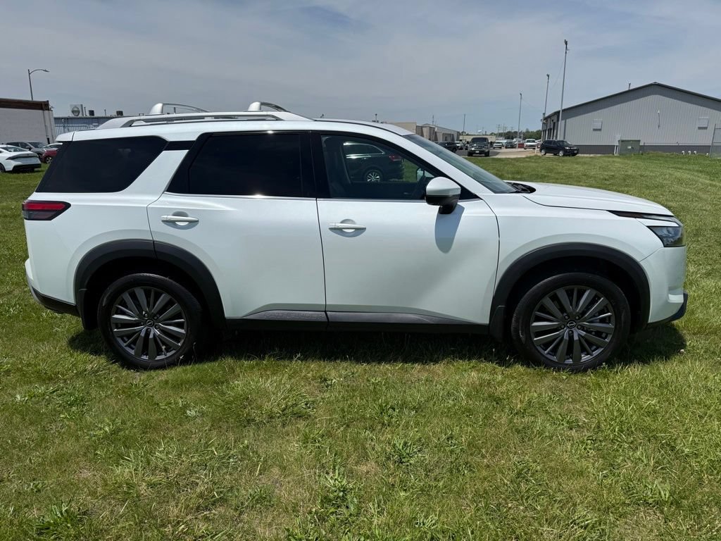 Certified 2025 Nissan Pathfinder SL w/ SL Premium Package AWD/4WD image 4