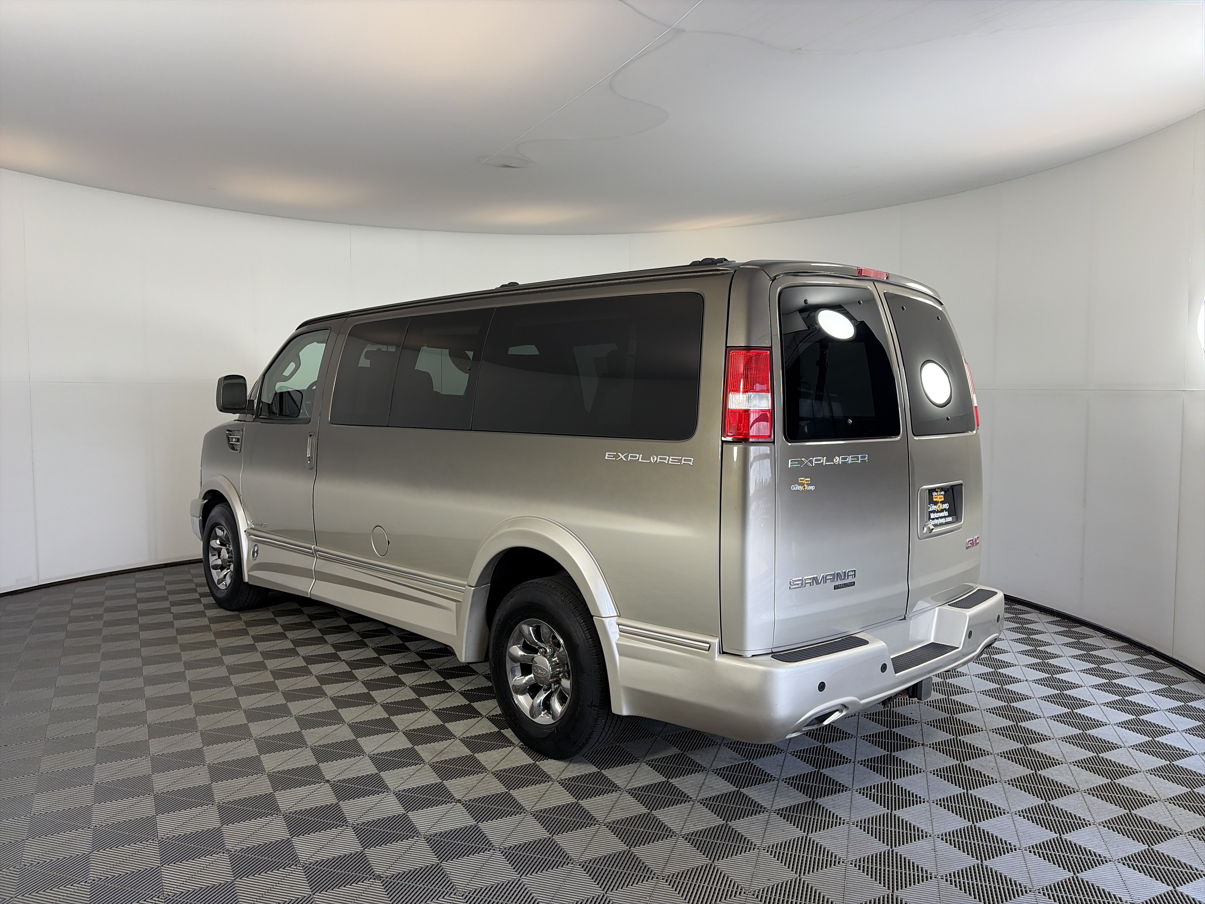 Used 2016 GMC Savana 2500 RWD image 8