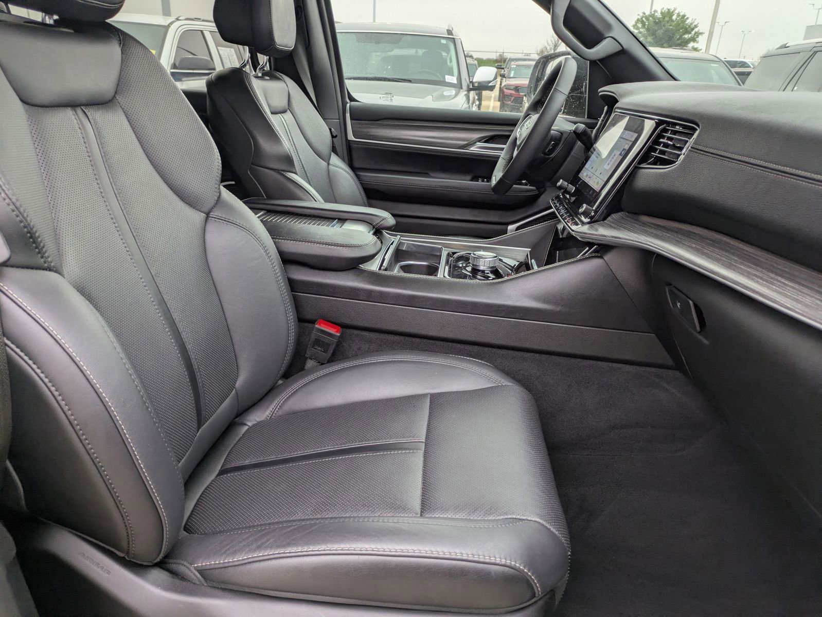 Used 2024 Jeep Wagoneer Series II w/ Flexible Seating Group image 28