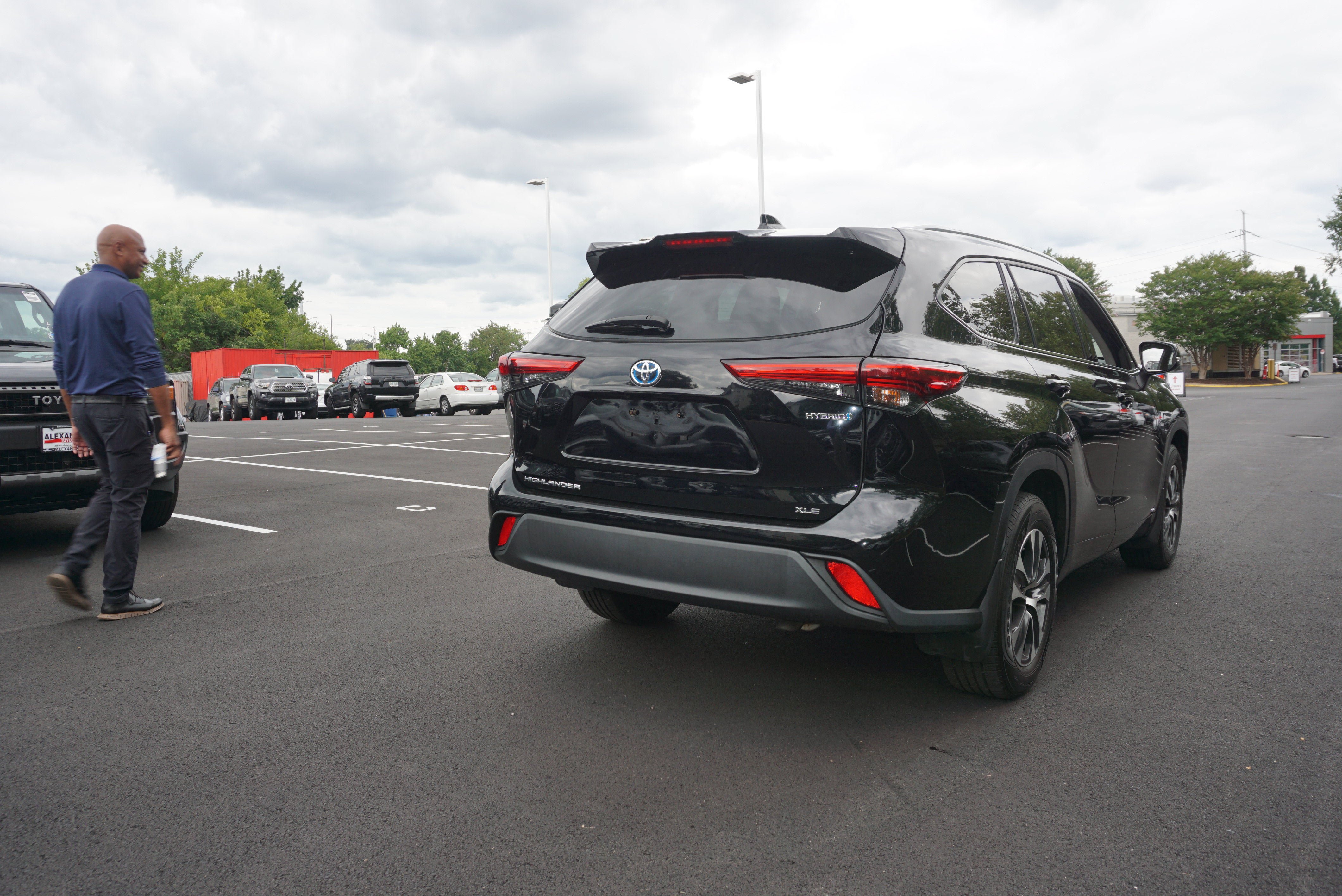 Used 2022 Toyota Highlander XLE AWD/4WD image 4