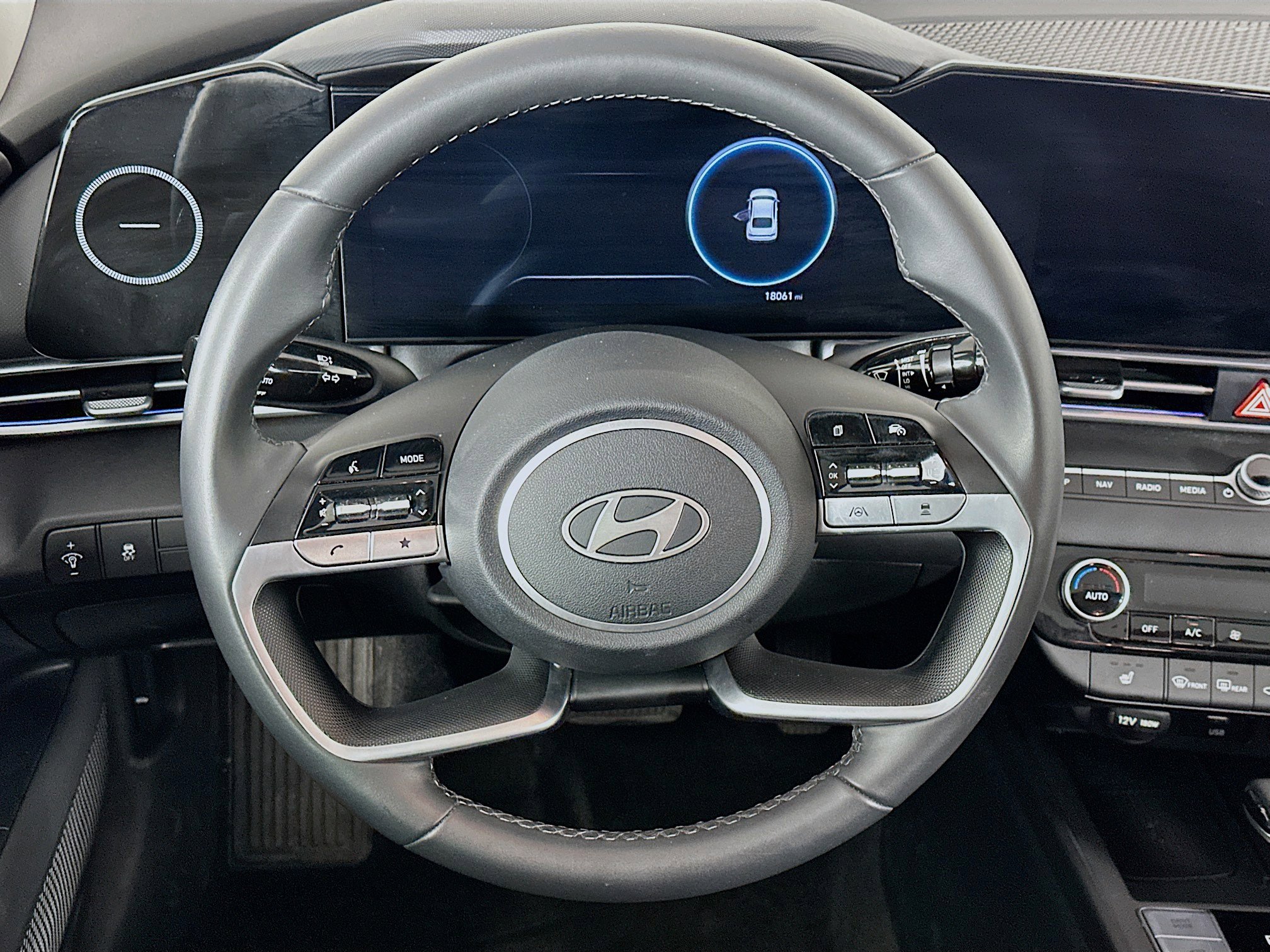 Used 2025 Hyundai Elantra SEL image 18