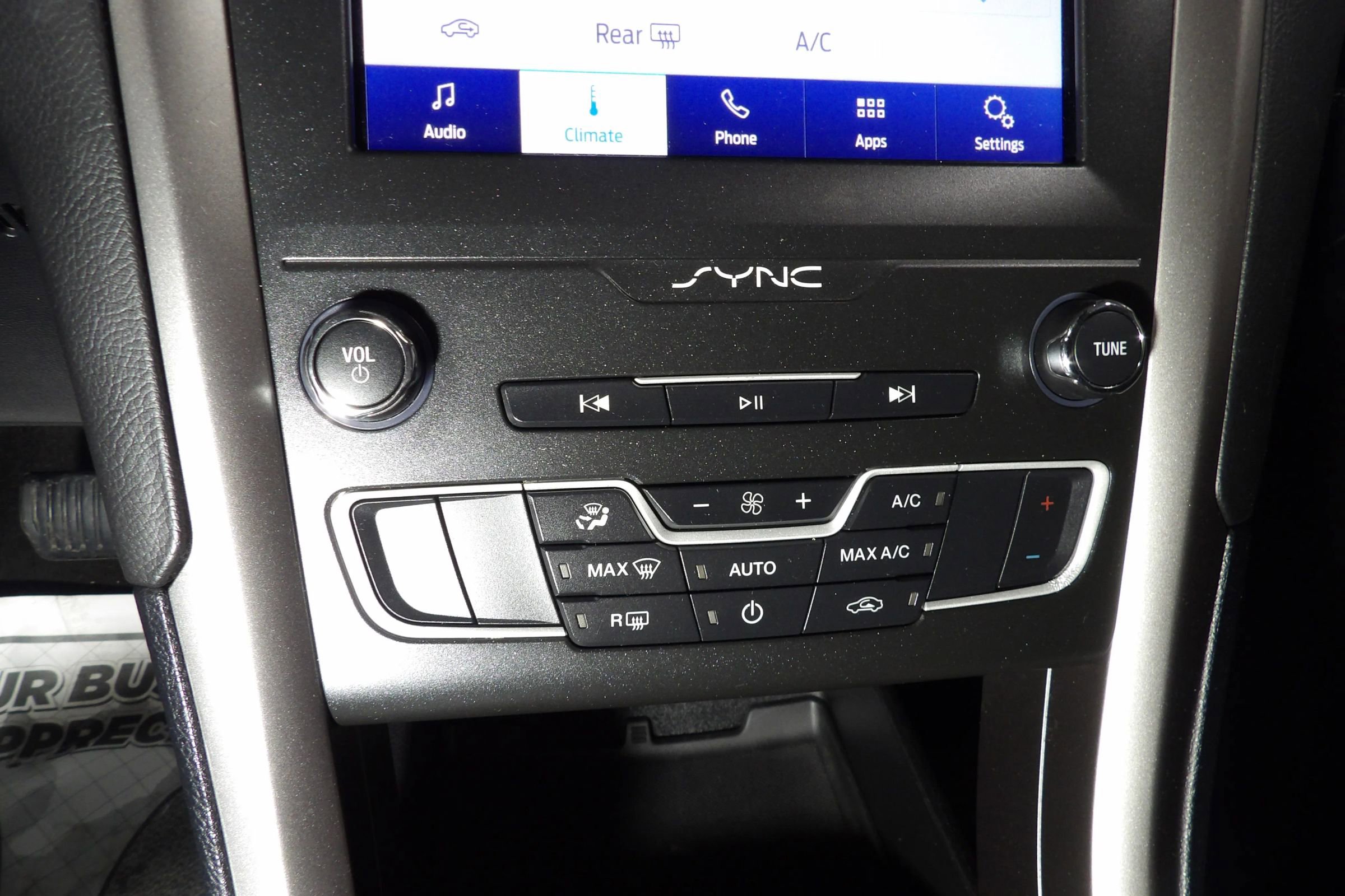 Used 2020 Ford Fusion SE image 12