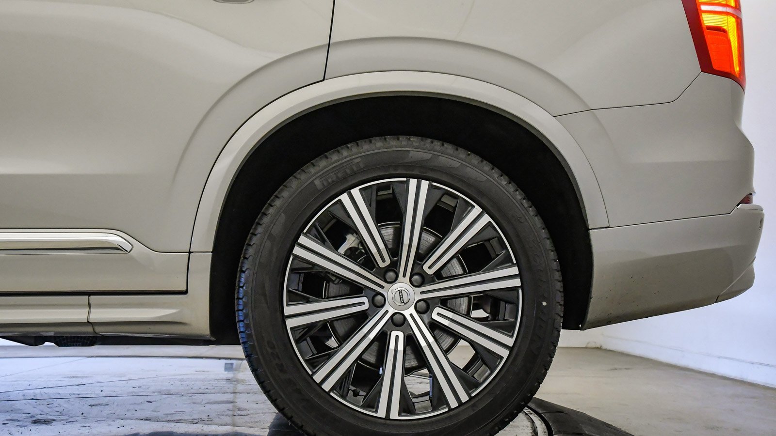 Certified 2025 Volvo XC90 B5 Core image 11