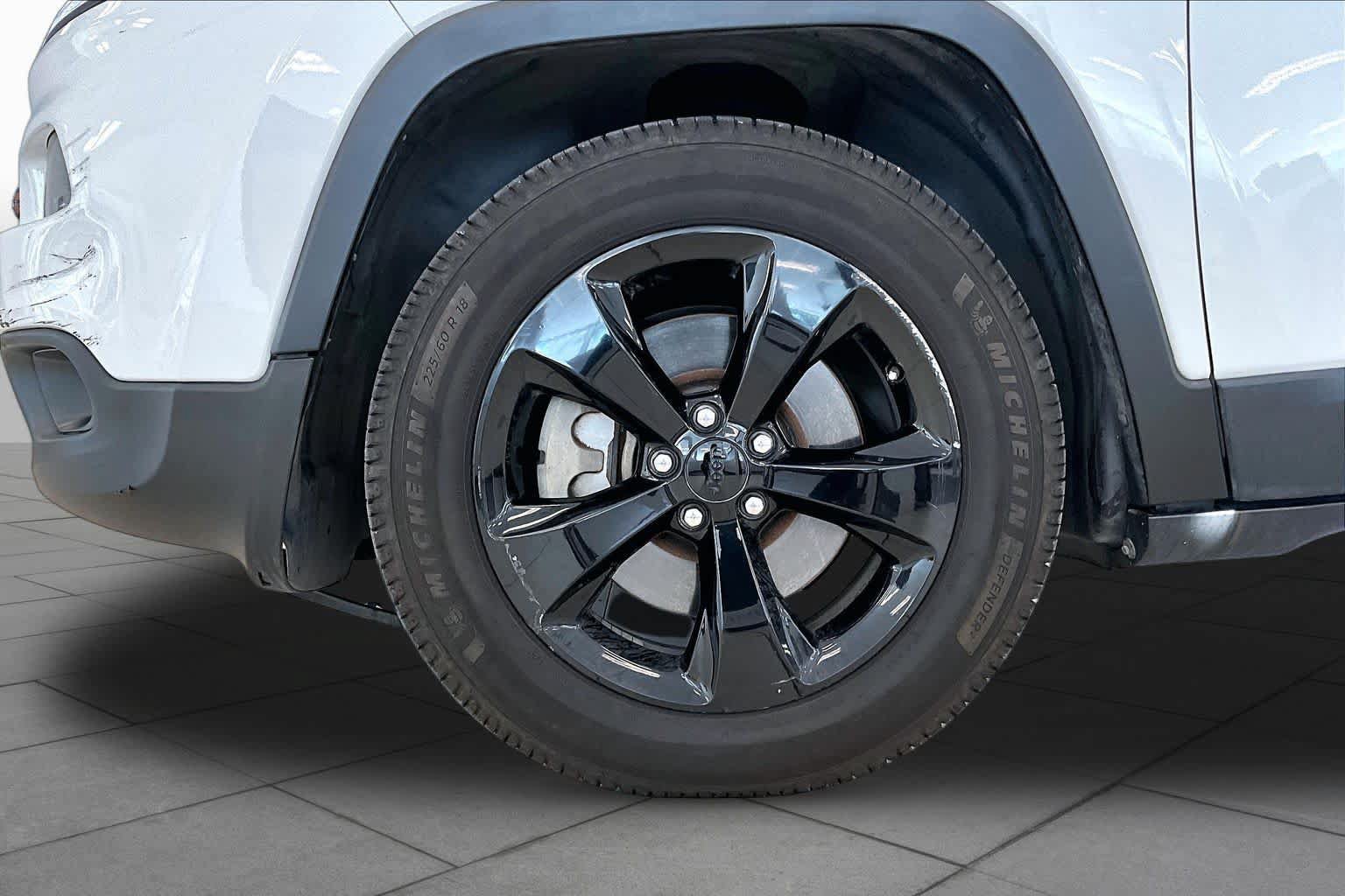 Used 2018 Jeep Cherokee Limited w/ Luxury Group AWD/4WD image 10