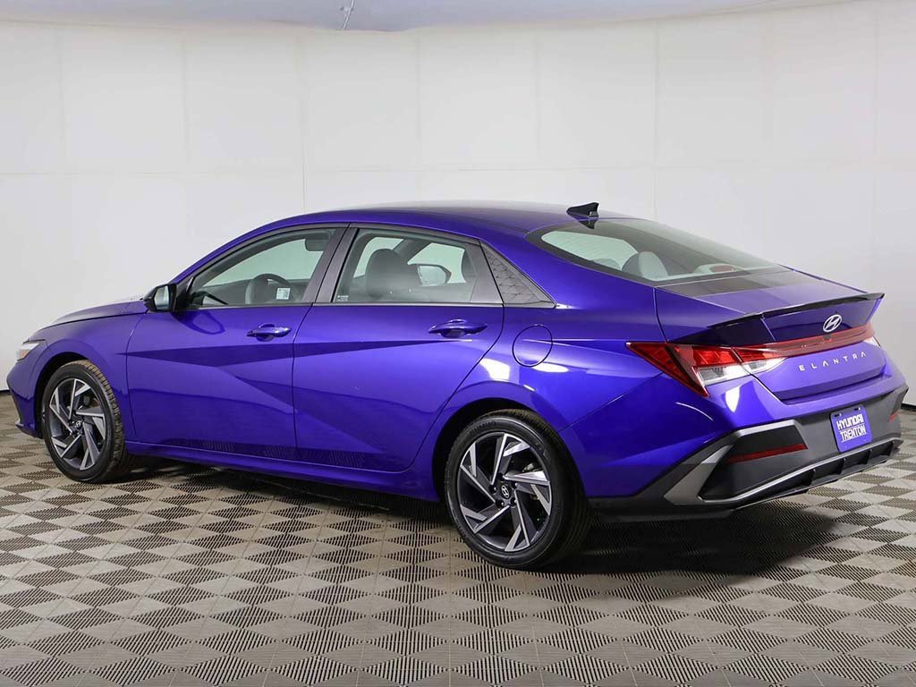 Certified 2025 Hyundai Elantra Sport image 8