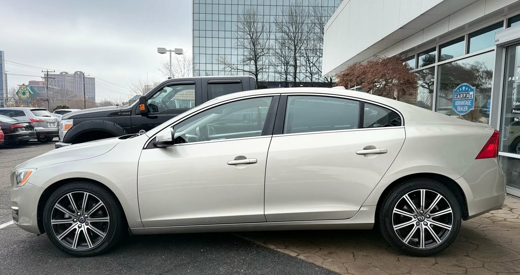 Used 2017 Volvo S60 T5 Inscription w/ Climate Package image 4