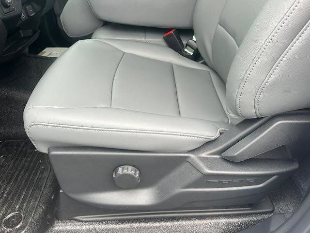 New 2025 Ford F550 4x4 Regular Cab Super Duty image 9