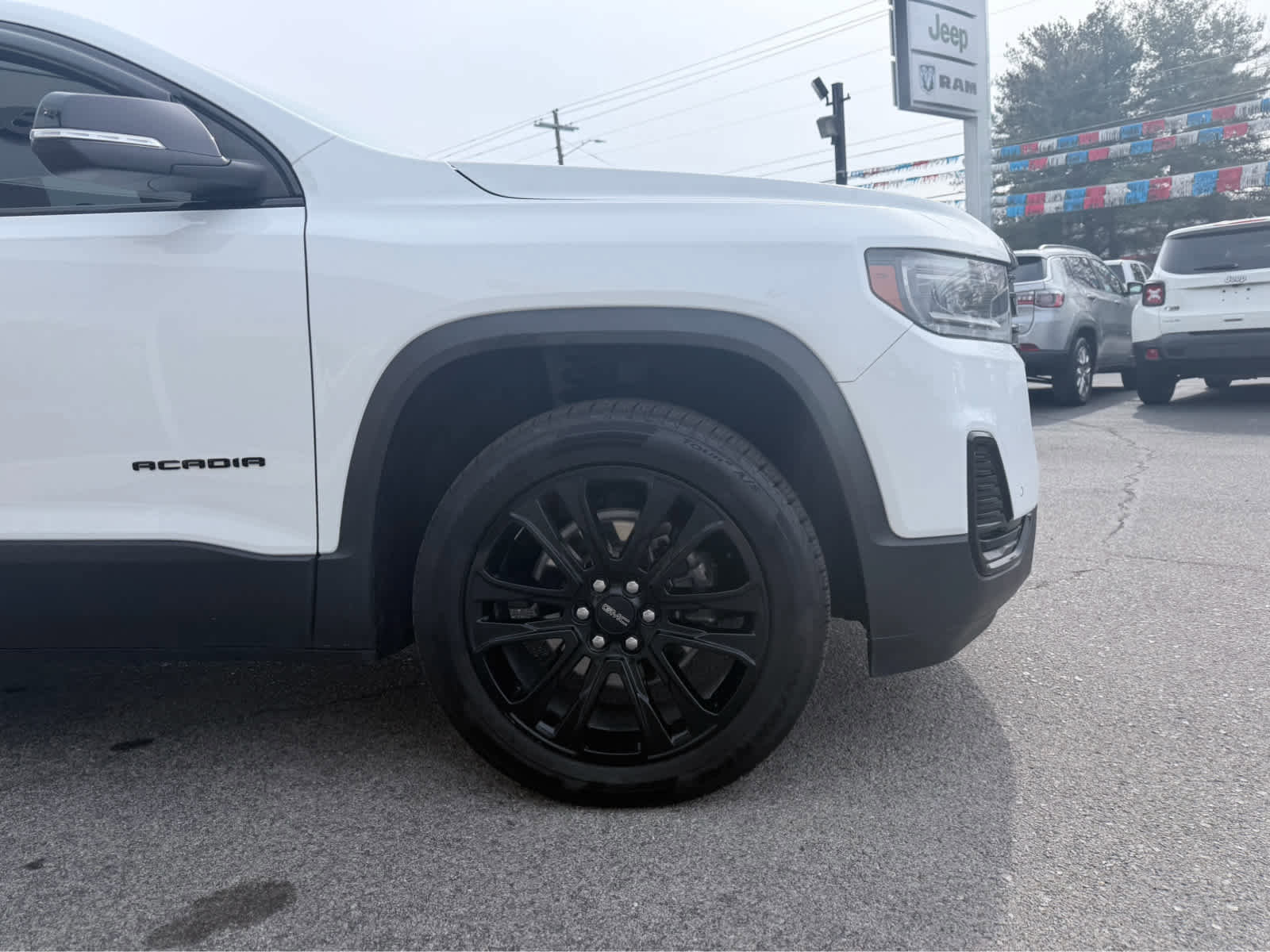 Used 2022 GMC Acadia SLE w/ Driver Convenience Package image 6