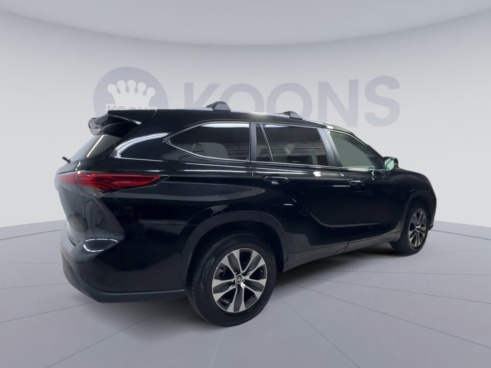 Used 2023 Toyota Highlander XLE FWD image 11