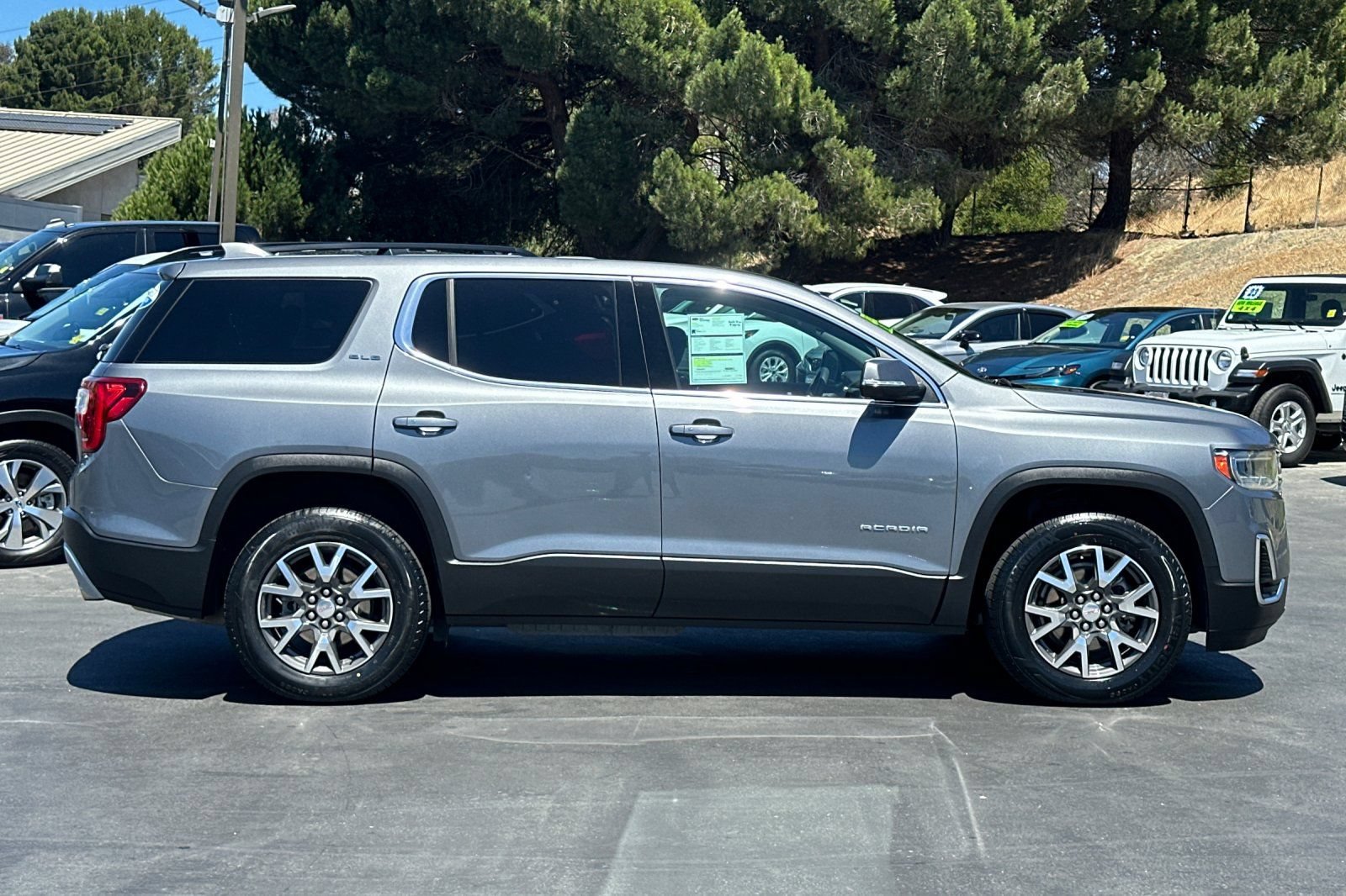 Used 2021 GMC Acadia SLE FWD image 4