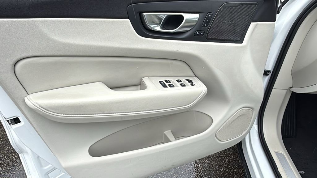 Certified 2024 Volvo XC60 T8 Ultimate w/ Climate Package image 13