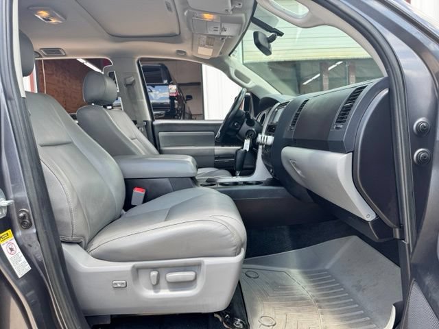 Used 2017 Toyota Sequoia SR5 w/ Premium Package RWD image 37