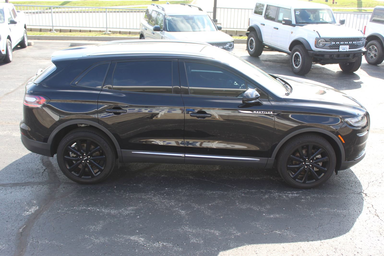 Used 2023 Lincoln Nautilus Reserve w/ Monochromatic Package AWD/4WD image 7