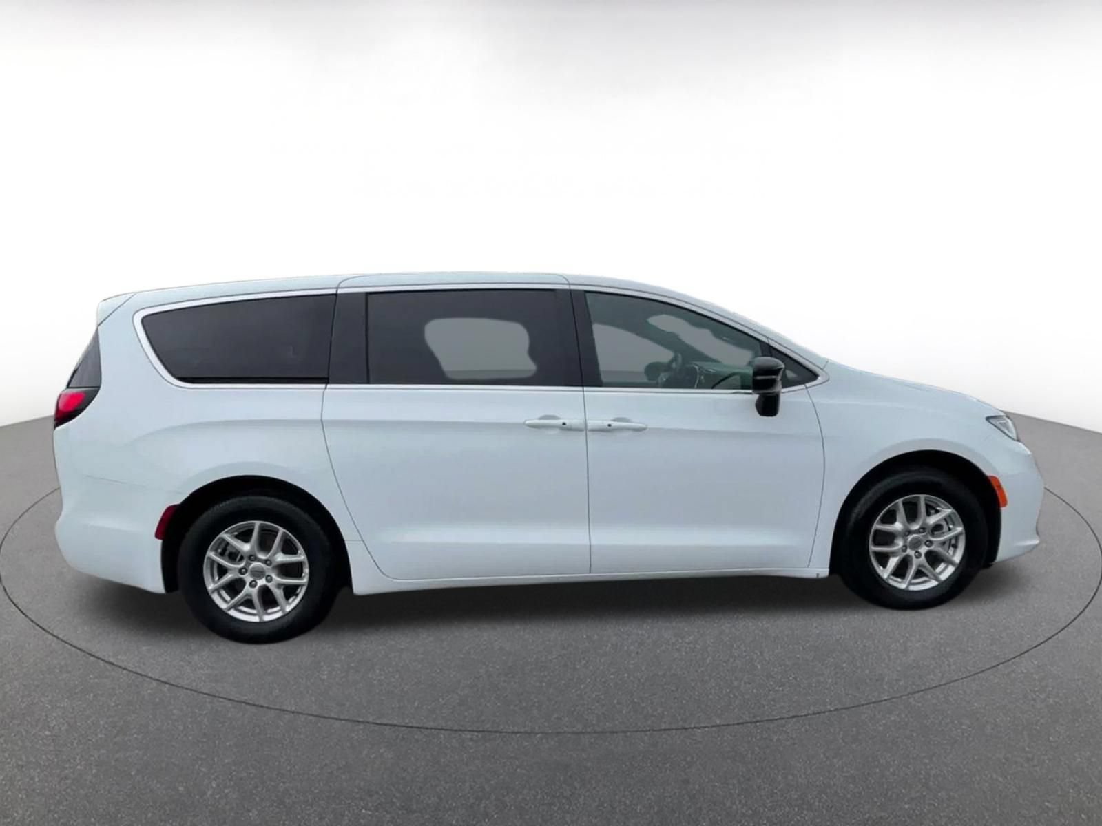 Used 2025 Chrysler Pacifica Select FWD image 15