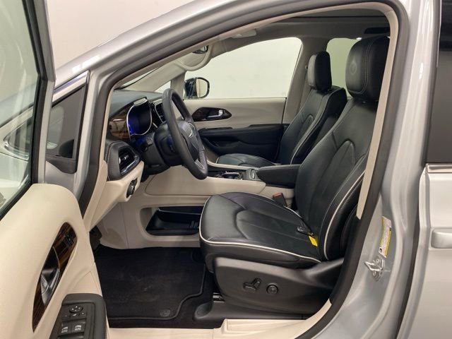 Used 2024 Chrysler Pacifica Limited image 8