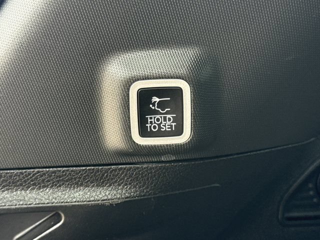 Used 2023 Jeep Grand Cherokee Altitude AWD/4WD image 10