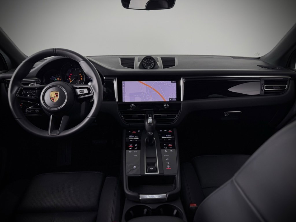 Certified 2025 Porsche Macan image 23