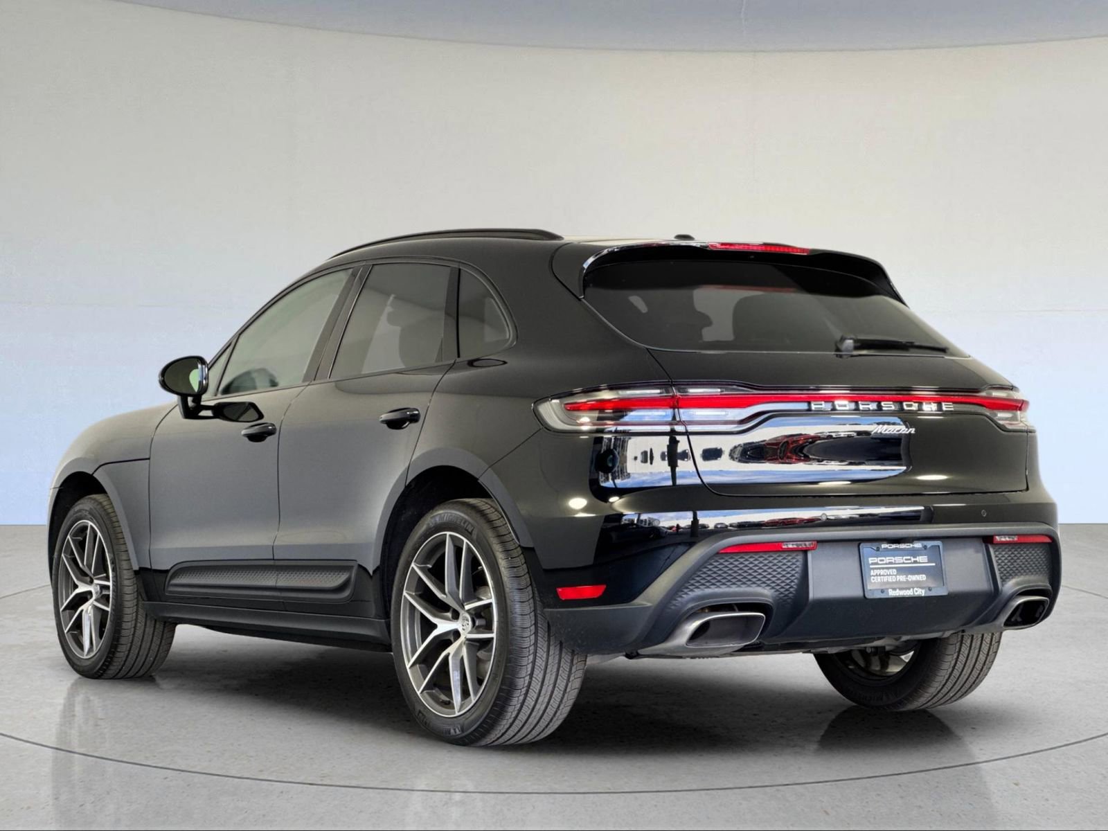Certified 2026 Porsche Macan AWD/4WD image 3
