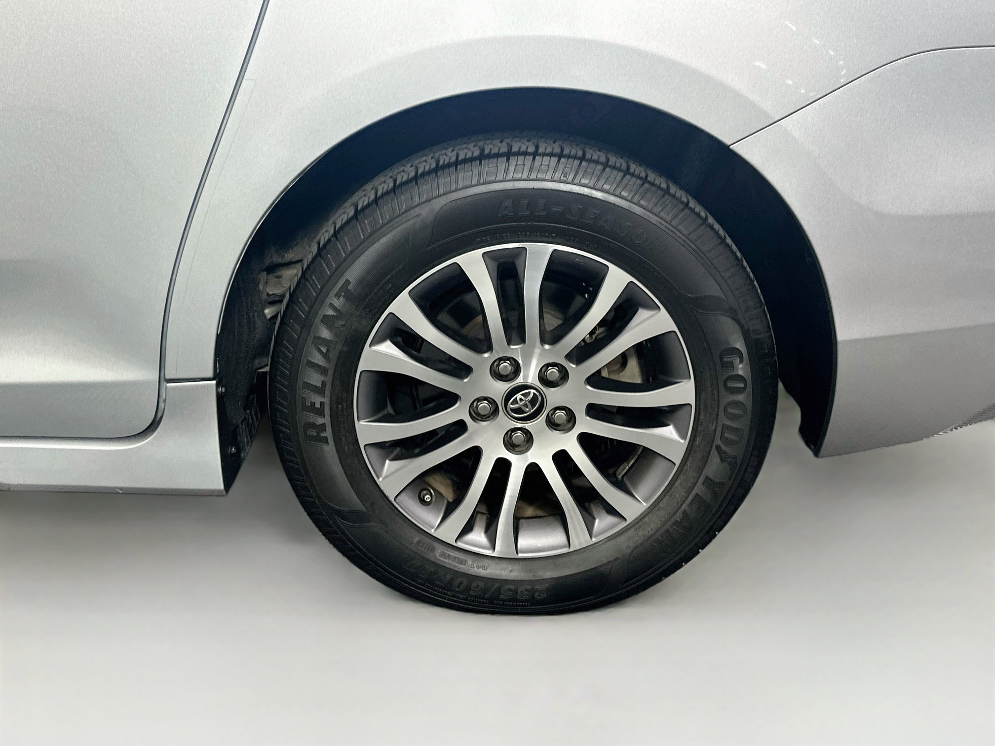 Used 2019 Toyota Sienna XLE FWD image 11
