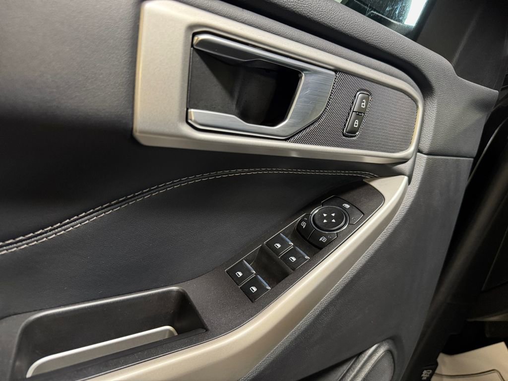 Used 2023 Ford Explorer XLT AWD/4WD image 14