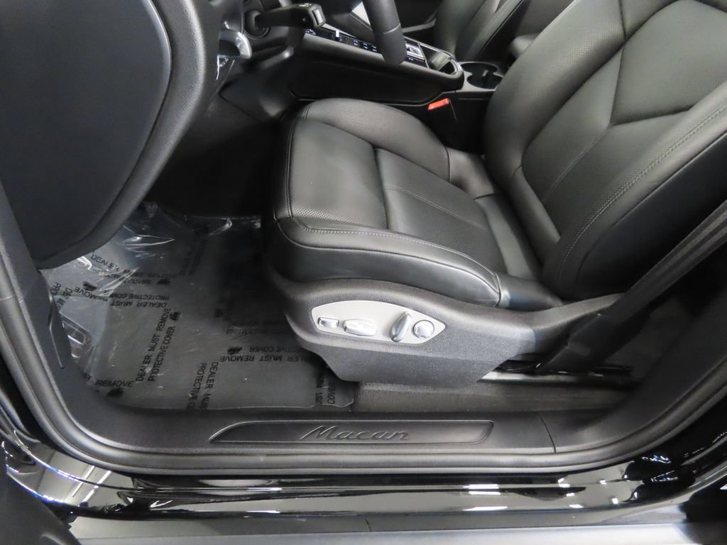 Certified 2026 Porsche Macan AWD/4WD image 41