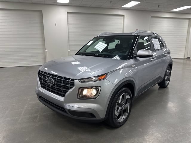 Used 2024 Hyundai Venue SEL FWD image 3