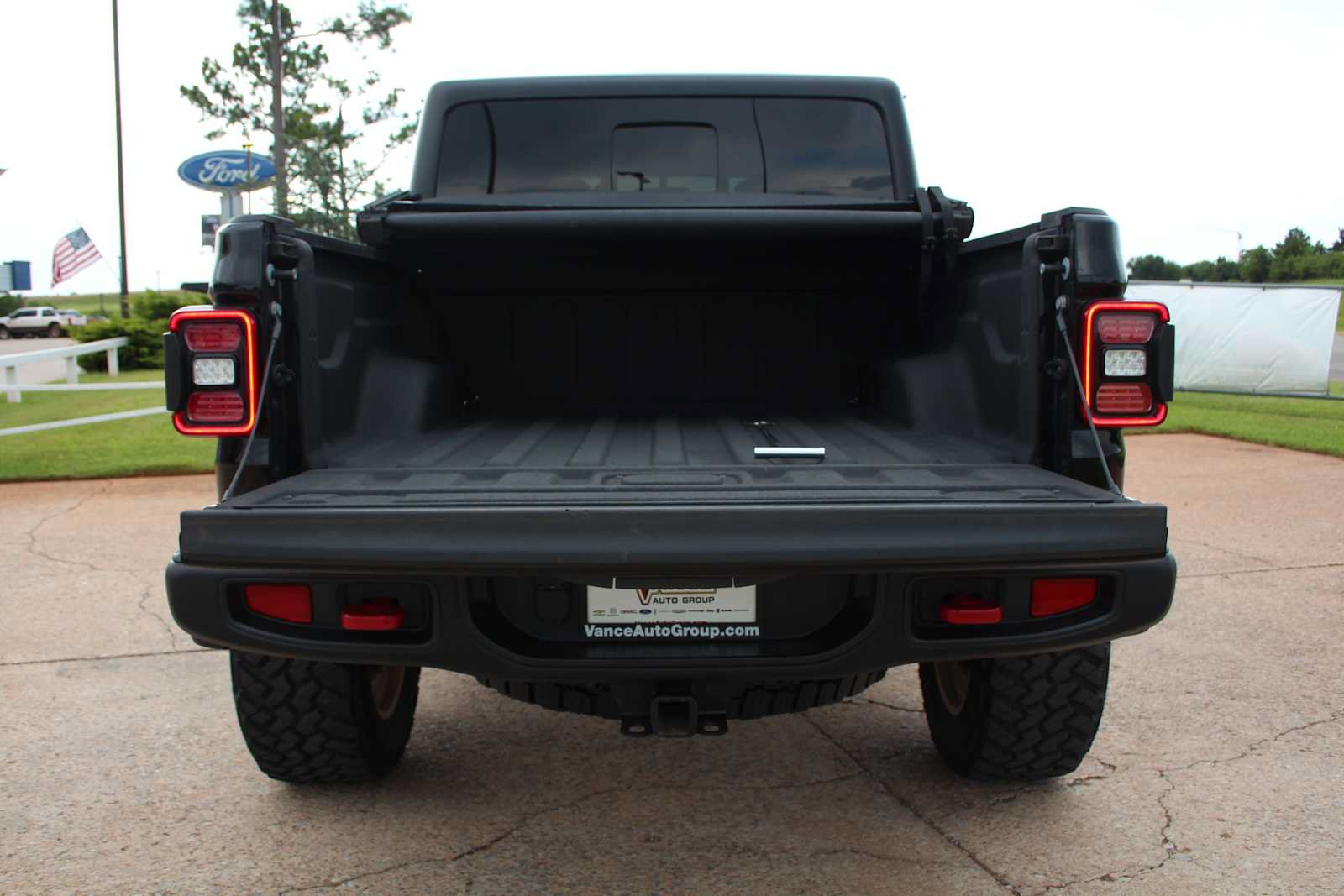 Used 2023 Jeep Gladiator Rubicon w/ LED Lighting Group AWD/4WD image 10
