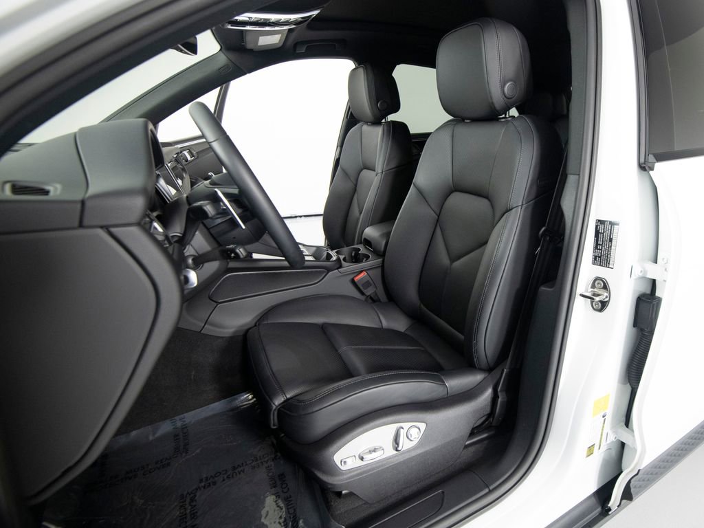 Certified 2025 Porsche Macan image 16